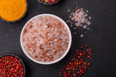 Yemek olarak tuz pembesi Himalaya kristalleri, banyo ya da aromaterapi için. Tasarımınız için gıda arkaplanı olarak pembe tuz