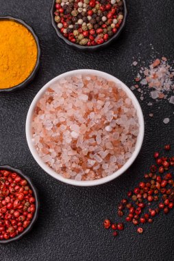 Yemek olarak tuz pembesi Himalaya kristalleri, banyo ya da aromaterapi için. Tasarımınız için gıda arkaplanı olarak pembe tuz