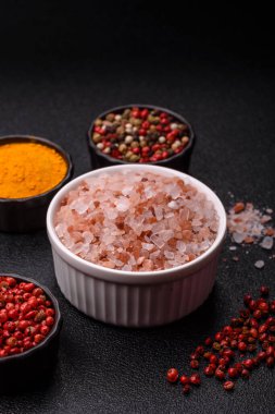 Yemek olarak tuz pembesi Himalaya kristalleri, banyo ya da aromaterapi için. Tasarımınız için gıda arkaplanı olarak pembe tuz