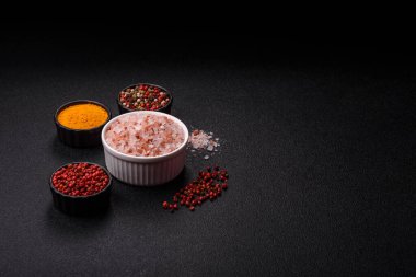 Yemek olarak tuz pembesi Himalaya kristalleri, banyo ya da aromaterapi için. Tasarımınız için gıda arkaplanı olarak pembe tuz