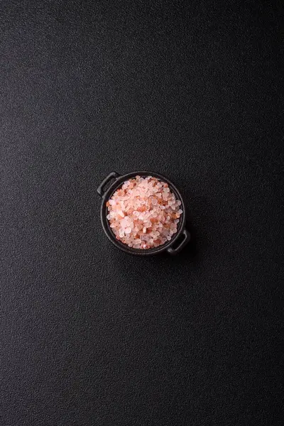 Yemek olarak tuz pembesi Himalaya kristalleri, banyo ya da aromaterapi için. Tasarımınız için gıda arkaplanı olarak pembe tuz