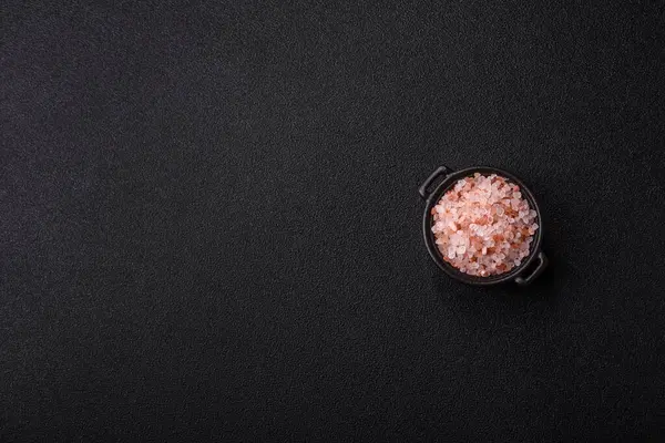 Yemek olarak tuz pembesi Himalaya kristalleri, banyo ya da aromaterapi için. Tasarımınız için gıda arkaplanı olarak pembe tuz