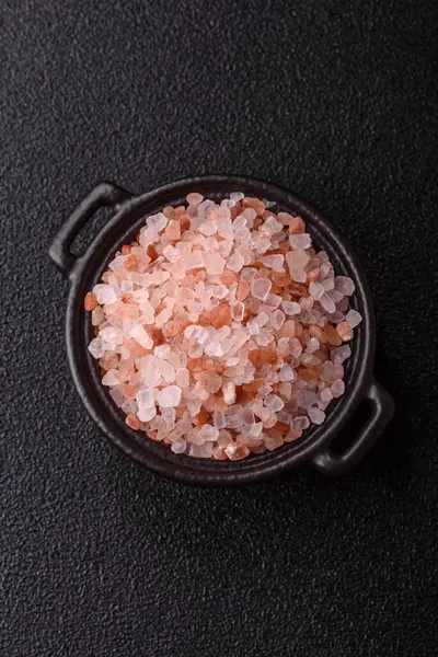 Yemek olarak tuz pembesi Himalaya kristalleri, banyo ya da aromaterapi için. Tasarımınız için gıda arkaplanı olarak pembe tuz
