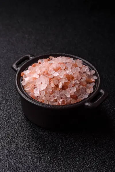 Yemek olarak tuz pembesi Himalaya kristalleri, banyo ya da aromaterapi için. Tasarımınız için gıda arkaplanı olarak pembe tuz