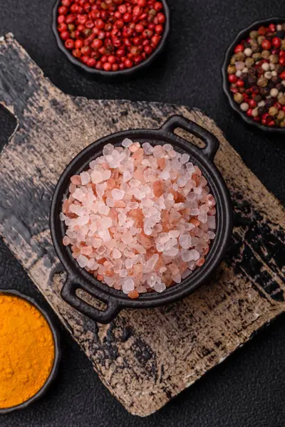 Yemek olarak tuz pembesi Himalaya kristalleri, banyo ya da aromaterapi için. Tasarımınız için gıda arkaplanı olarak pembe tuz