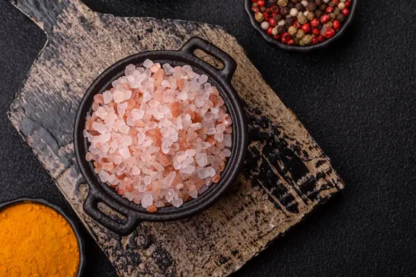 Yemek olarak tuz pembesi Himalaya kristalleri, banyo ya da aromaterapi için. Tasarımınız için gıda arkaplanı olarak pembe tuz