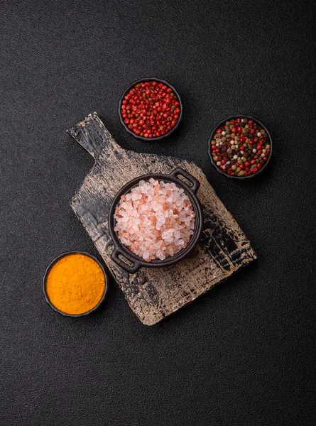 Yemek olarak tuz pembesi Himalaya kristalleri, banyo ya da aromaterapi için. Tasarımınız için gıda arkaplanı olarak pembe tuz