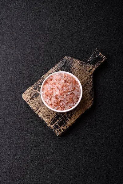 Yemek olarak tuz pembesi Himalaya kristalleri, banyo ya da aromaterapi için. Tasarımınız için gıda arkaplanı olarak pembe tuz