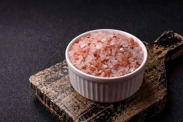 Yemek olarak tuz pembesi Himalaya kristalleri, banyo ya da aromaterapi için. Tasarımınız için gıda arkaplanı olarak pembe tuz