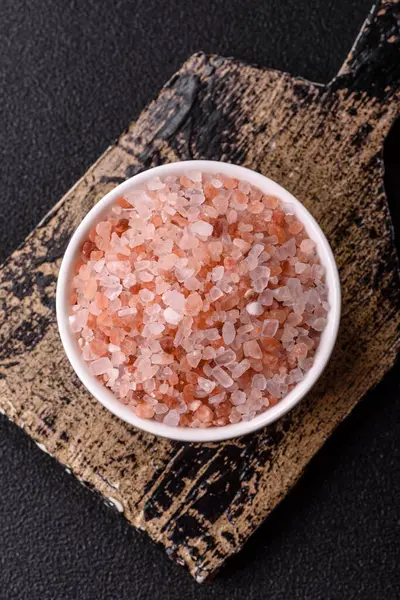 Yemek olarak tuz pembesi Himalaya kristalleri, banyo ya da aromaterapi için. Tasarımınız için gıda arkaplanı olarak pembe tuz