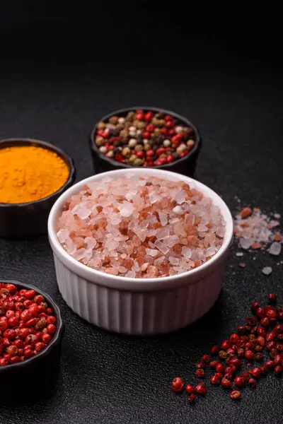 Yemek olarak tuz pembesi Himalaya kristalleri, banyo ya da aromaterapi için. Tasarımınız için gıda arkaplanı olarak pembe tuz