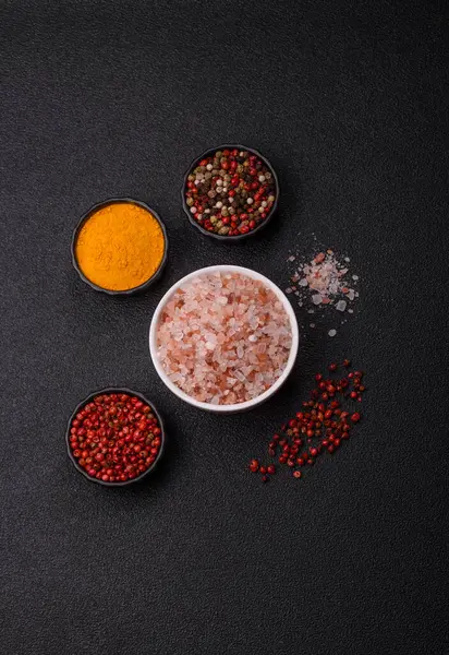 Yemek olarak tuz pembesi Himalaya kristalleri, banyo ya da aromaterapi için. Tasarımınız için gıda arkaplanı olarak pembe tuz