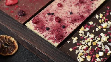 Evde kurutulmuş meyveli çikolatalı bir çikolata. Tasarımınız için arka plan olarak çikolatayı kullanın