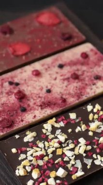 Evde kurutulmuş meyveli çikolatalı bir çikolata. Tasarımınız için arka plan olarak çikolatayı kullanın