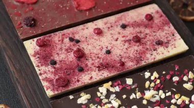 Evde kurutulmuş meyveli çikolatalı bir çikolata. Tasarımınız için arka plan olarak çikolatayı kullanın