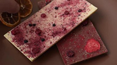 Evde kurutulmuş meyveli çikolatalı bir çikolata. Tasarımınız için arka plan olarak çikolatayı kullanın