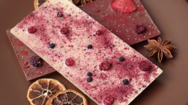 Evde kurutulmuş meyveli çikolatalı bir çikolata. Tasarımınız için arka plan olarak çikolatayı kullanın