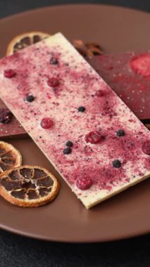 Evde kurutulmuş meyveli çikolatalı bir çikolata. Tasarımınız için arka plan olarak çikolatayı kullanın