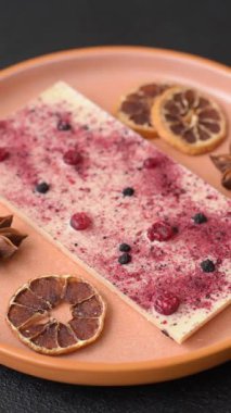 Evde kurutulmuş meyveli çikolatalı bir çikolata. Tasarımınız için arka plan olarak çikolatayı kullanın