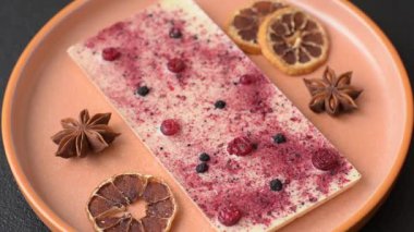 Evde kurutulmuş meyveli çikolatalı bir çikolata. Tasarımınız için arka plan olarak çikolatayı kullanın