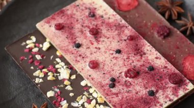 Evde kurutulmuş meyveli çikolatalı bir çikolata. Tasarımınız için arka plan olarak çikolatayı kullanın