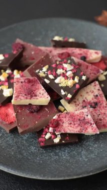 Evde kurutulmuş meyveli çikolatalı bir çikolata. Tasarımınız için arka plan olarak çikolatayı kullanın