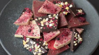 Evde kurutulmuş meyveli çikolatalı bir çikolata. Tasarımınız için arka plan olarak çikolatayı kullanın