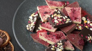 Evde kurutulmuş meyveli çikolatalı bir çikolata. Tasarımınız için arka plan olarak çikolatayı kullanın