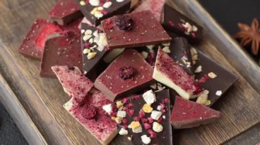 Evde kurutulmuş meyveli çikolatalı bir çikolata. Tasarımınız için arka plan olarak çikolatayı kullanın