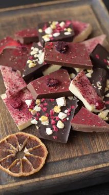 Evde kurutulmuş meyveli çikolatalı bir çikolata. Tasarımınız için arka plan olarak çikolatayı kullanın