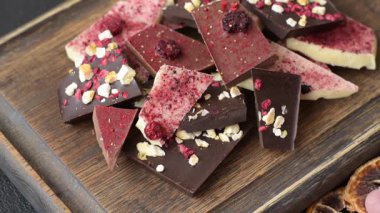 Evde kurutulmuş meyveli çikolatalı bir çikolata. Tasarımınız için arka plan olarak çikolatayı kullanın