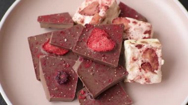 Evde kurutulmuş meyveli çikolatalı bir çikolata. Tasarımınız için arka plan olarak çikolatayı kullanın