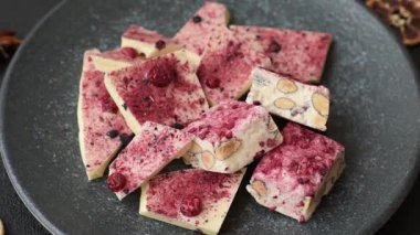 Evde kurutulmuş meyveli çikolatalı bir çikolata. Tasarımınız için arka plan olarak çikolatayı kullanın