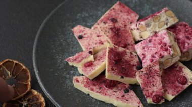 Evde kurutulmuş meyveli çikolatalı bir çikolata. Tasarımınız için arka plan olarak çikolatayı kullanın