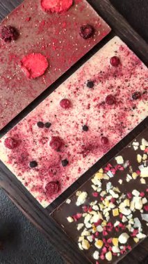 Evde kurutulmuş meyveli çikolatalı bir çikolata. Tasarımınız için arka plan olarak çikolatayı kullanın