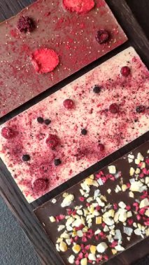 Evde kurutulmuş meyveli çikolatalı bir çikolata. Tasarımınız için arka plan olarak çikolatayı kullanın