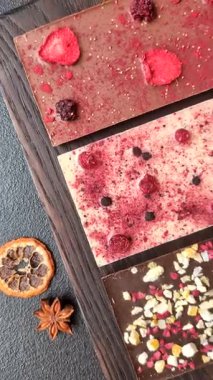 Evde kurutulmuş meyveli çikolatalı bir çikolata. Tasarımınız için arka plan olarak çikolatayı kullanın