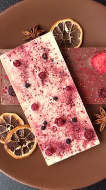 Evde kurutulmuş meyveli çikolatalı bir çikolata. Tasarımınız için arka plan olarak çikolatayı kullanın