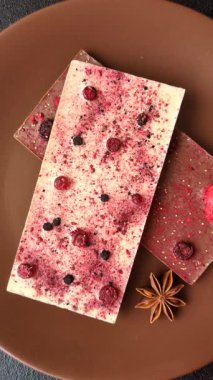 Evde kurutulmuş meyveli çikolatalı bir çikolata. Tasarımınız için arka plan olarak çikolatayı kullanın