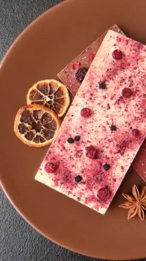 Evde kurutulmuş meyveli çikolatalı bir çikolata. Tasarımınız için arka plan olarak çikolatayı kullanın