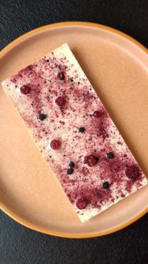 Evde kurutulmuş meyveli çikolatalı bir çikolata. Tasarımınız için arka plan olarak çikolatayı kullanın