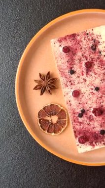 Evde kurutulmuş meyveli çikolatalı bir çikolata. Tasarımınız için arka plan olarak çikolatayı kullanın