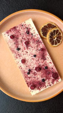 Evde kurutulmuş meyveli çikolatalı bir çikolata. Tasarımınız için arka plan olarak çikolatayı kullanın