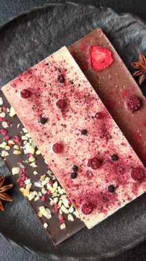 Evde kurutulmuş meyveli çikolatalı bir çikolata. Tasarımınız için arka plan olarak çikolatayı kullanın