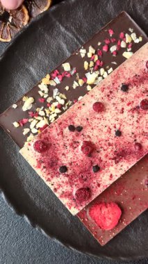 Evde kurutulmuş meyveli çikolatalı bir çikolata. Tasarımınız için arka plan olarak çikolatayı kullanın