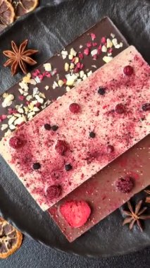 Evde kurutulmuş meyveli çikolatalı bir çikolata. Tasarımınız için arka plan olarak çikolatayı kullanın