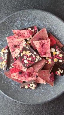 Evde kurutulmuş meyveli çikolatalı bir çikolata. Tasarımınız için arka plan olarak çikolatayı kullanın