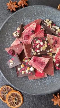 Evde kurutulmuş meyveli çikolatalı bir çikolata. Tasarımınız için arka plan olarak çikolatayı kullanın