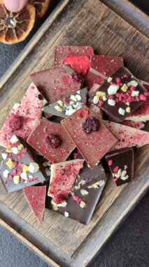 Evde kurutulmuş meyveli çikolatalı bir çikolata. Tasarımınız için arka plan olarak çikolatayı kullanın