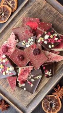 Evde kurutulmuş meyveli çikolatalı bir çikolata. Tasarımınız için arka plan olarak çikolatayı kullanın